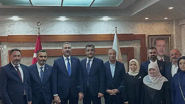 Özer'in ziyaretinde Bakan Gül detayı