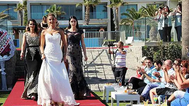 Özge Ulusoy gelinlik giydi