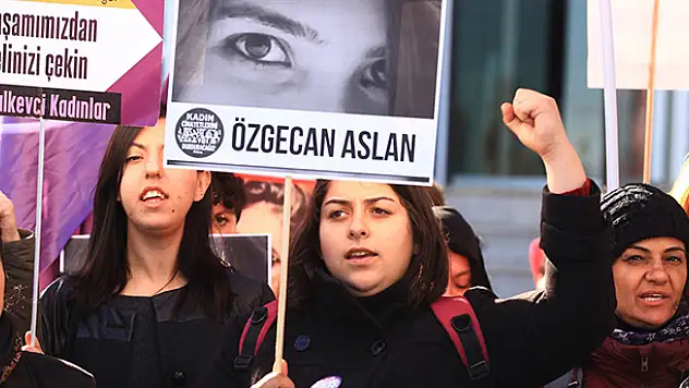 Özgecan Aslan Davası Protestolarla Başladı