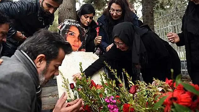 Özgecan'ın mezarında ağlatan sözler!