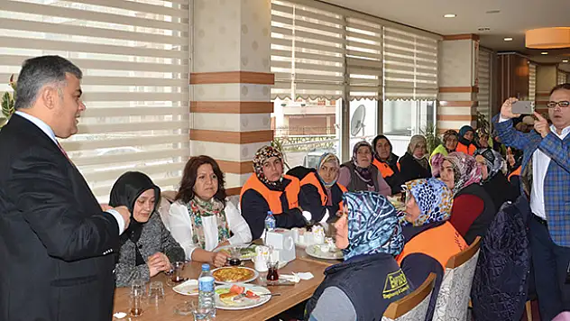 Özkan Özgüven kadın işçilerle bir araya geldi