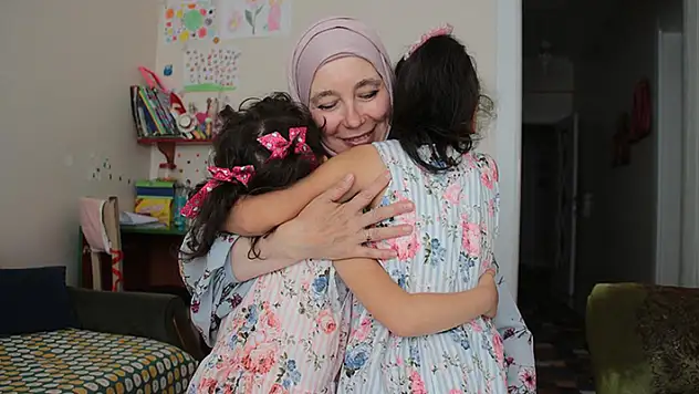 Özlem anne 'Size bir defa sarılabilir miyiz?' diyen iki kardeşe gönlünü açtı
