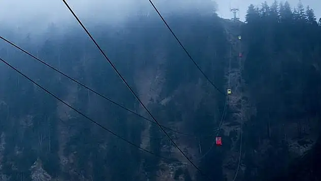 Pakistan'da 6'sı çocuk 8 kişi, 914 metre yükseklikteki teleferikte saatlerdir mahsur

