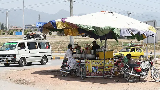 Pakistan'da aşırı sıcaklar nedeniyle ölenlerin sayısı 22 oldu
