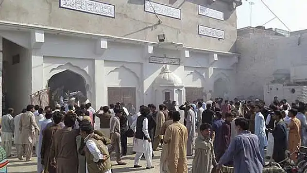 Pakistan'da camiye bombalı saldırı