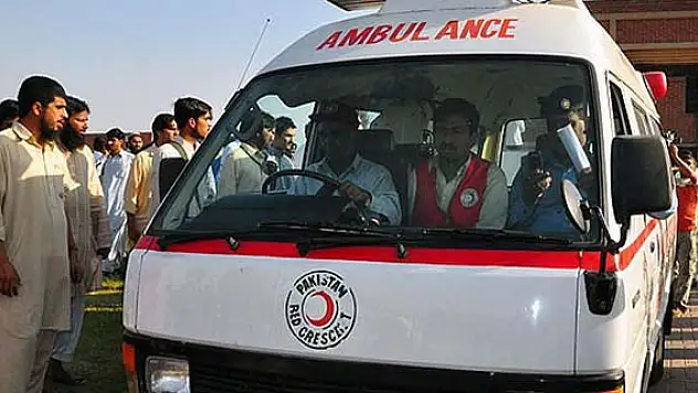 Pakistan'da düğün salonunun duvarı çöktü, gelin öldü