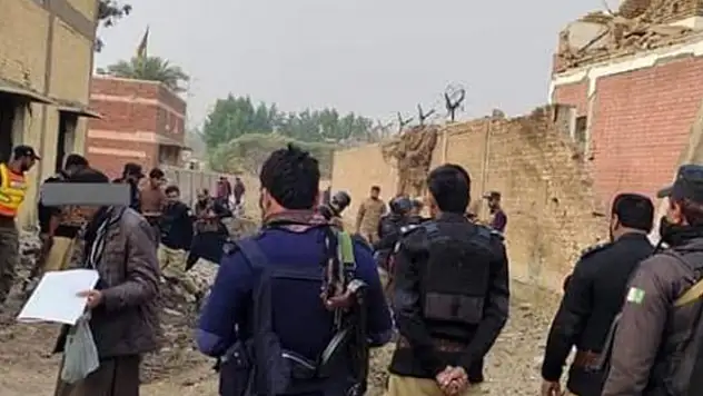 Pakistan'da kışlaya bombalı saldırı: 23 ölü
