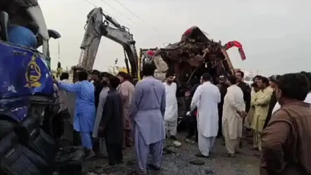 Pakistan'da otobüsler çarpıştı: 8 ölü
