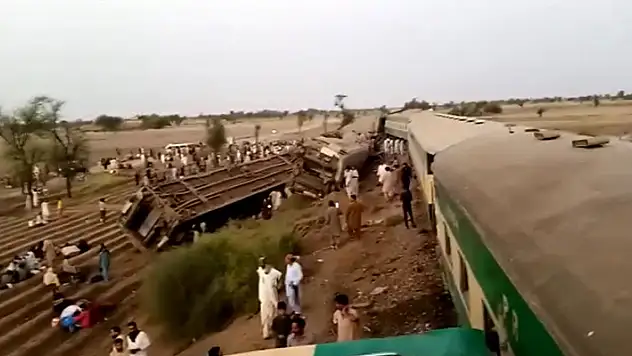 Pakistan'da tren kazası: 30 ölü, 50 yaralı
