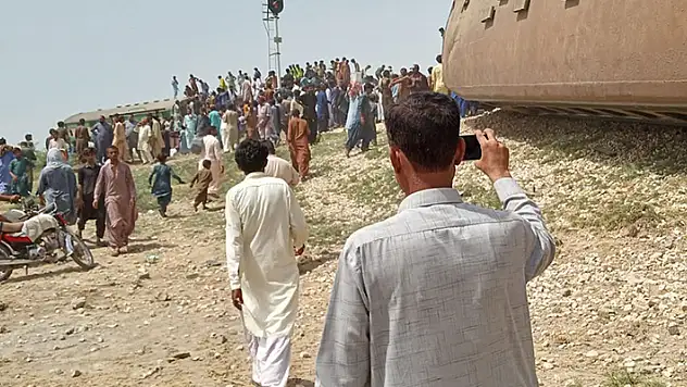Pakistan'da tren raydan çıktı: 22 ölü
