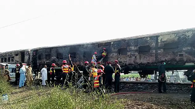 Pakistan'da yolcu treni alev aldı: 62 ölü