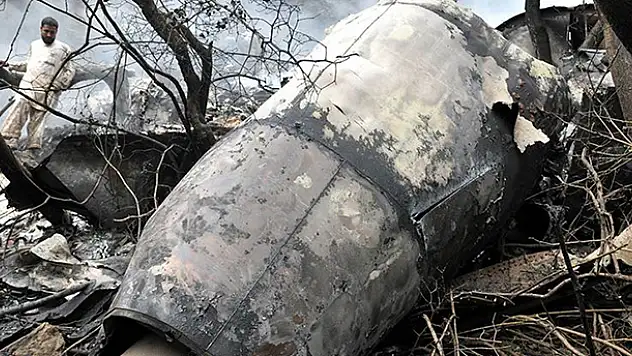 Pakistan'da yolcu uçağı yerleşim alanına düştü