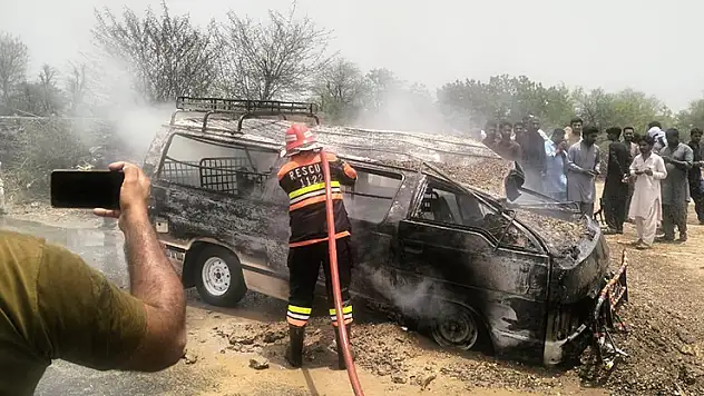 Pakistan'da öğrenci servisi alev aldı: 1 ölü, 10 yaralı