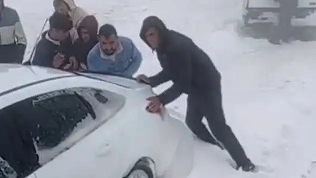 Palandöken geçidinde kar ve tipide mahsur kaldılar
