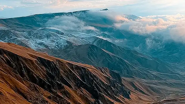 Palandöken'in yüksek kesimlerine kar yağdı
