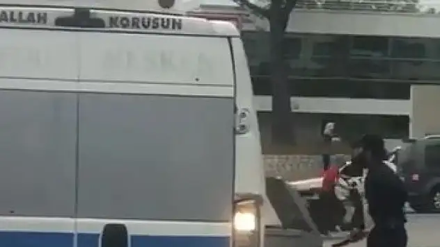 Palayla yolcu minibüsüne saldırdı, o anlar kameralara yansıdı
