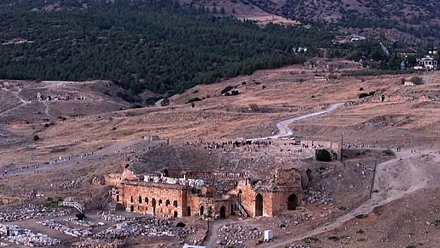 Pamukkale travertenlerinde gün batımı manzarası