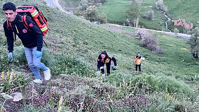 Pancar otu toplamak için çıktığı yaylada beyin kanaması geçiren kadını ekipler hastaneye ulaştırdı