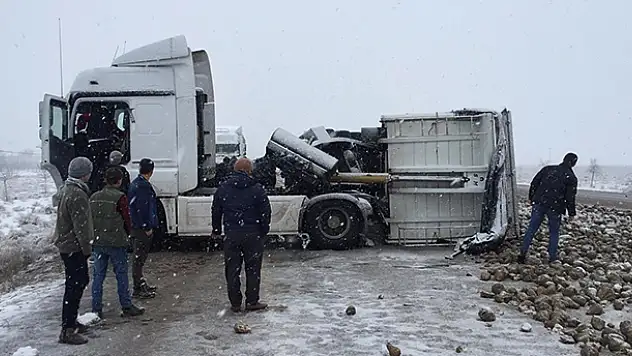 Pancar yüklü tır devrildi, yol pancar tarlasına döndü
