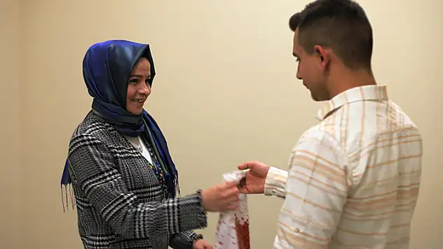 Pandemi sonrası ilk Anneler Günü'nde annesi ile mesai yaptı
