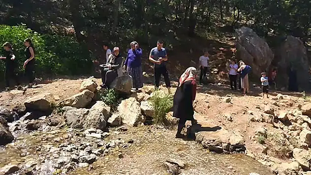 Pandemi yasakları sonrasında Konya'da piknikçiler Aygırdibi'ne akın ediyor