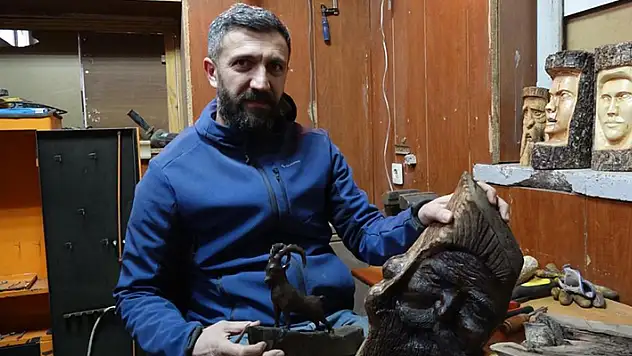 Pandemide hobi olarak başladığı işi, sanata çevirdi: Ağaçtan heykeller yapıyor
