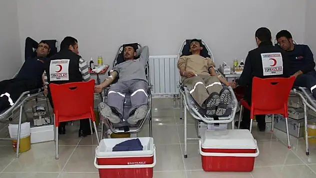 Panplast çalışanları Kızılay'a kan verdi