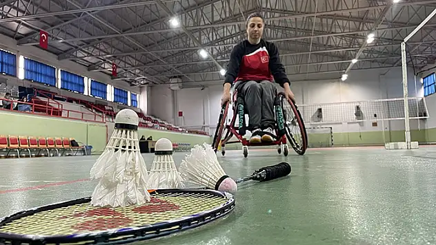 Para badmintonla adını dünyaya duyuran Konyalı sporcunun gözü zirvede
