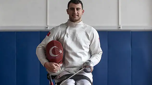 Para eskrimci Hakan Akkaya, Dünya Kupası'nda bronz madalya kazandı
