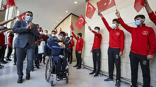 Para milli sporcular Tokyo 2020'yi rekor sayıda madalyayla tamamladı
