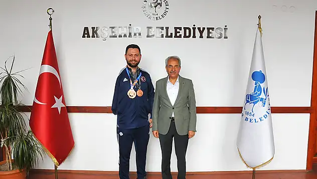 Para tekvandoda dünya üçüncüsü olan milli sporcudan Akşehir Belediye Başkanı Akkaya'ya ziyaret
