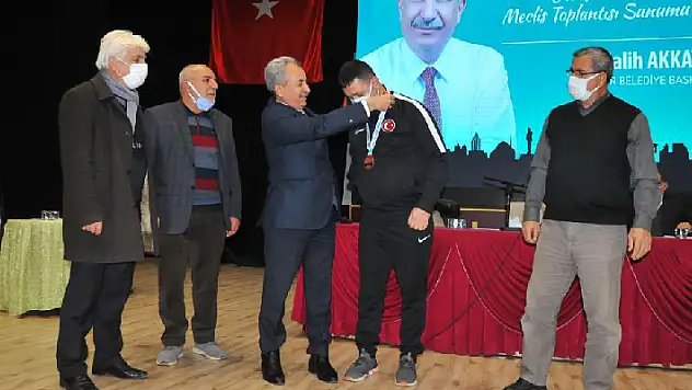 Para tekvandoda dünya üçüncüsü olan sporcu ödüllendirildi
