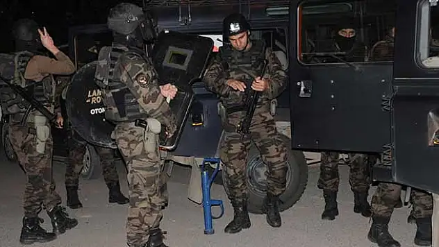 Para vermeyen babasını rehin aldı