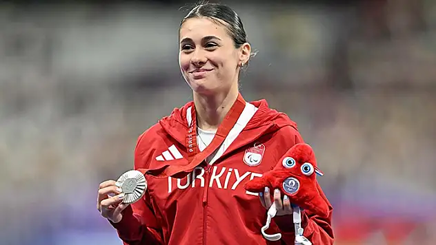 Paralimpik Oyunları'nda atletizm branşında milli özel sporcu Aysel Önder, gümüş madalya kazandı

