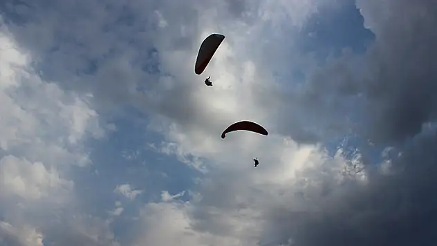 Paraşüt tutkunları, Konya'da Acıgöl'de uçuş yaptı