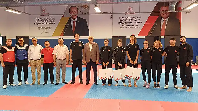 Paris 2024 Olimpiyatları'nda tekvandoda Türkiye'yi temsil edecek 3 sporcuya olimpiyat kitleri verildi
