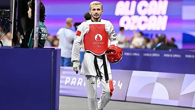 Paris 2024 Paralimpik Oyunları'nda milli tekvandocu Ali Can Özcan,gümüş madalya kazandı
