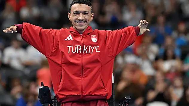 Paris 2024 Paralimpik Oyunları'nda yüzme branşında Umut Ünlü, altın madalya kazandı
