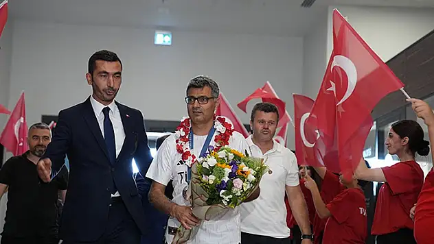 Paris 2024'te gümüş madalya kazanan milli atıcı Yusuf Dikeç yurda döndü
