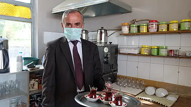Paris'in 42 yıllık terzisi, Konya'da işlettiği kahvehanede müşterilerini takım elbiseyle karşılıyor