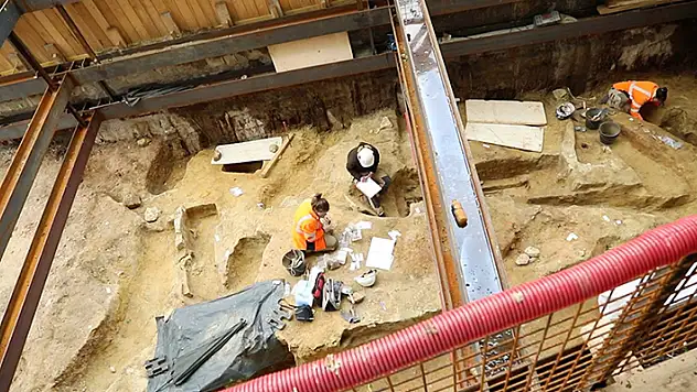 Paris'te antik 50 mezar bulundu
