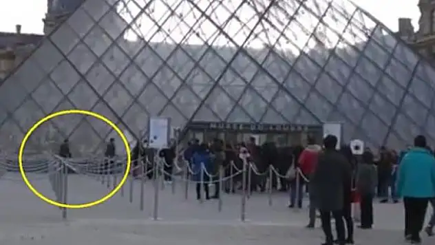 Paris'te silahlı çatışma! Ünlü müze boşaltıldı