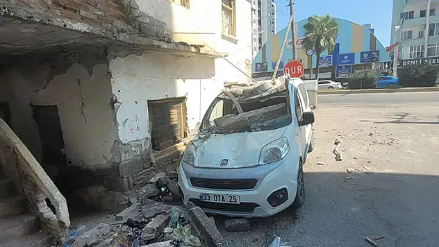 Park ettiği hafif ticari aracın üzerine 1 dakika sonra balkon göçtü