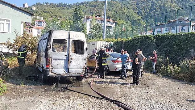 Park halinde alevlere teslim olan panelvan araç yandı