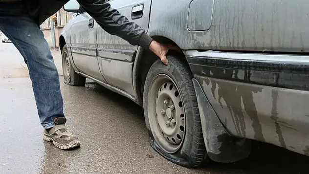 Park halindeki 200 aracın lastikleri patlatıldı!