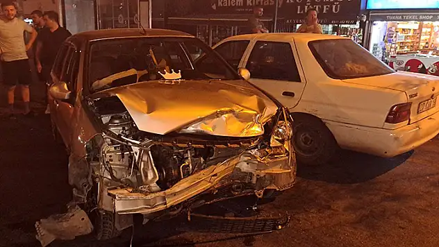 Park halindeki 4 araca çarptı, yaralı arkadaşını bırakıp kaçtı