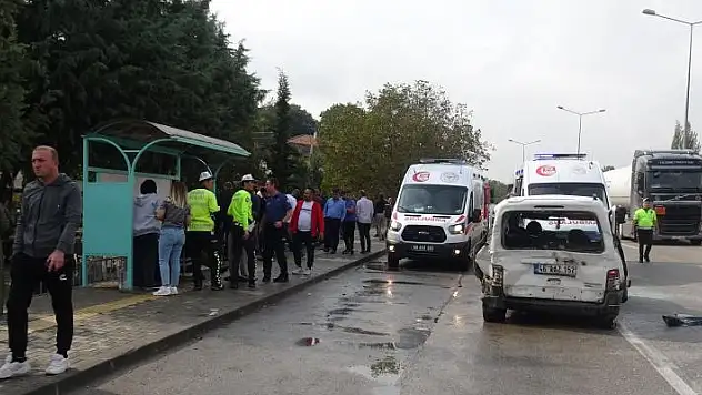 Park halindeki araca çarpan otomobil cami bahçesine uçtu: 11 yaralı
