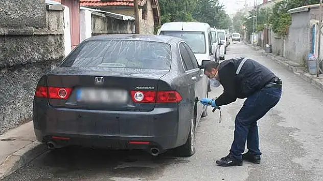 Park halindeki araçların lastiklerini kestiler