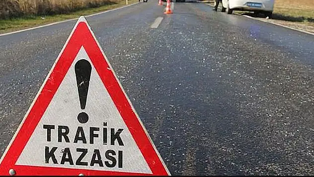 Park halindeki hafriyat kamyonuna çarpan otomobildeki 3 kişi yaralandı