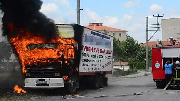Park halindeki kamyon alev alev yandı